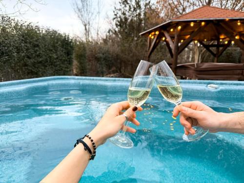 Karstais baseins, Relax Garden Igal in Igal