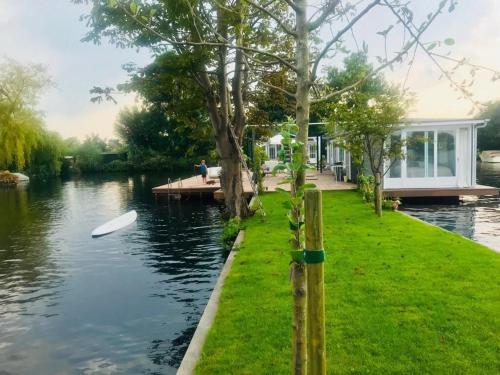 Kert, Private Island Houseboat with Boat near Amsterdam in De Ronde Venen