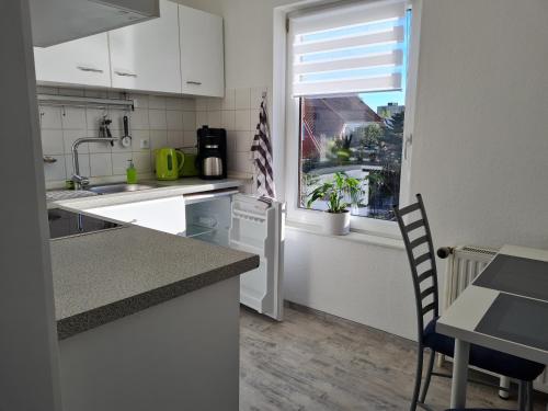 Køkken, Anjas Ferienwohnung in Syke-am Bahnhof, zentral aber ruhig, 2 Zimmer, Terrasse, Parkplatz, Bremen nu in Syke