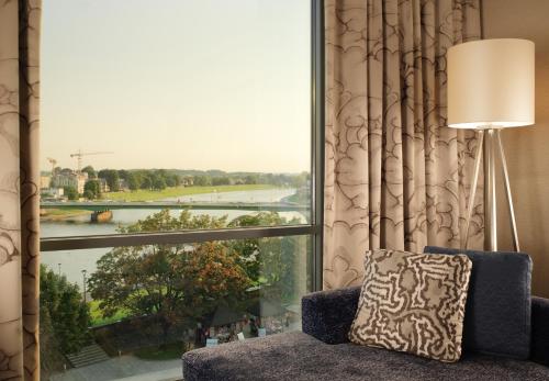 One-Bedroom Deluxe King Suite - Club Lounge Access