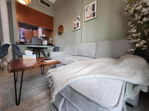 Luxury Apartment- 5 min Walking Distance Beach and 3 minutes walking distance Metro, Дубай (фото 3)