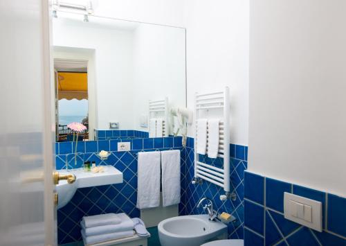 Superior Double Room with Sea View image 5
