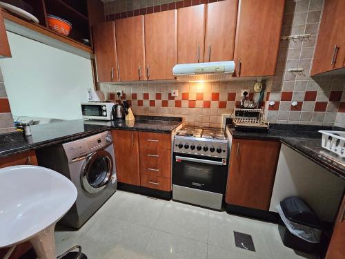 Luxury Apartment- 5 min Walking Distance Beach and 3 minutes walking distance Metro, Дубай (фото 9)