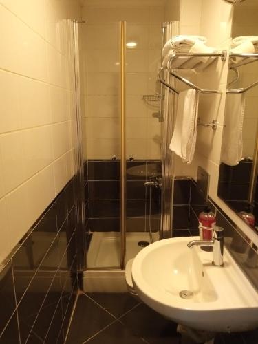Budget Double Room image 10