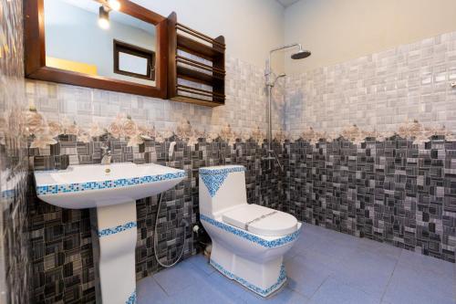 Deluxe King Room with Best Views - Early Check-in & Late Check-out (on Availability) image 5