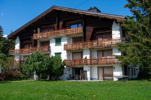 Apartment by Ski Lift with a Terrace in Valbella, Schweiz