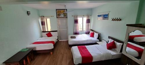Standard Family Room image 3