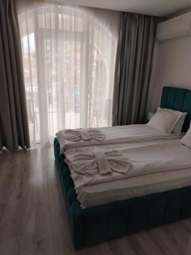 1 queen bed, 1 sofa bed