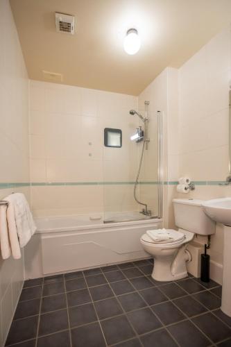One-Bedroom Apartment image 5