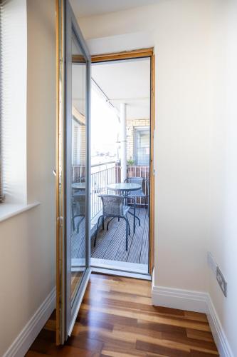 One-Bedroom Apartment image 4