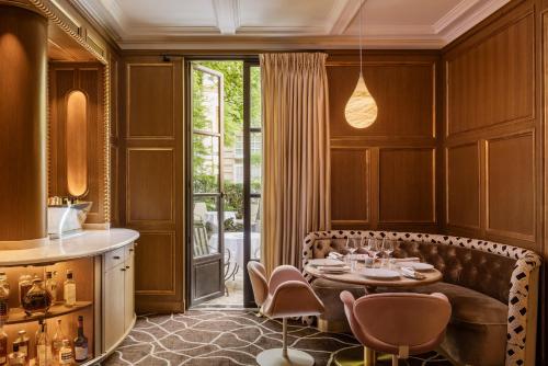 Le Pavillon de la Reine & Spa, Place des Vosges - 5