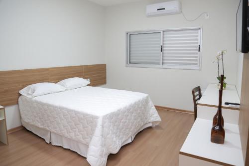 Rota Hoteis Itumbiara Set in a prime location of Itumbiara, Rota Hoteis Itumbiara puts everything the city has to offer just outside your doorstep. The property features a wide range of facilities to make your stay a pleas