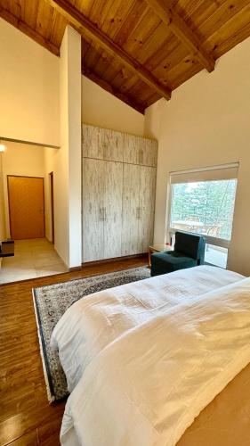 Pine Edge by T2R - Luxury Duplex Apartment Private Parking & Stunning Views in Khaira Gali near to Nathia Gali & Muree - image 11