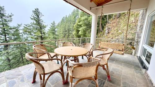Pine Edge by T2R - Luxury Duplex Apartment Private Parking & Stunning Views in Khaira Gali near to Nathia Gali & Muree - image 6