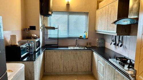 Pine Edge by T2R - Luxury Duplex Apartment Private Parking & Stunning Views in Khaira Gali near to Nathia Gali & Muree - image 3