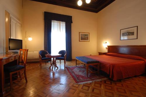 Double or Twin Room image 6