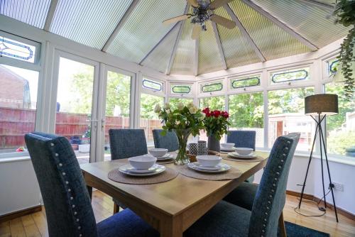 Spacious 5 Bedrooms Sleeps 9 3 Bath and Parking Ideal for Contractors in Stevenage