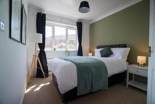 Spacious 5 Bedrooms Sleeps 9 3 Bath and Parking Ideal for Contractors in Stevenage