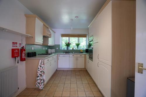 Spacious 5 Bedrooms Sleeps 9 3 Bath and Parking Ideal for Contractors in Stevenage
