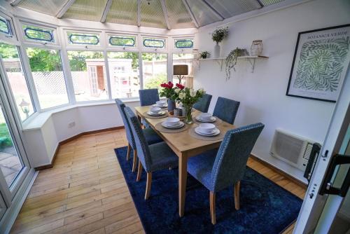 Spacious 5 Bedrooms Sleeps 9 3 Bath and Parking Ideal for Contractors in Stevenage