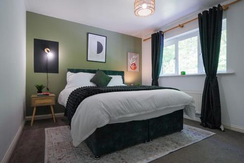 Spacious 5 Bedrooms Sleeps 9 3 Bath and Parking Ideal for Contractors