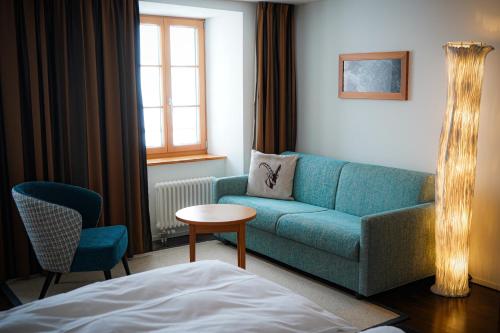 1 queen bed, 1 sofa bed