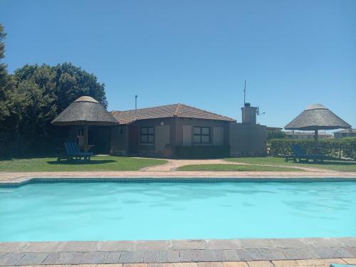 Serene pool house luxury 8 slp self-catering accom, Langebaan Golf estate in Langebaan Country Estate
