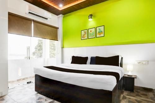 Hotel O Saanvi Residency Inn a Ganga View near Maharaja Banaras Vidya Mandir Museum