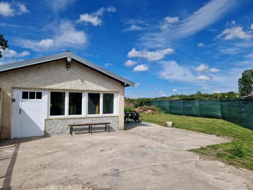 Maisonnette indépendante (Maisonnette independante) in Champagne-sur-Vingeanne