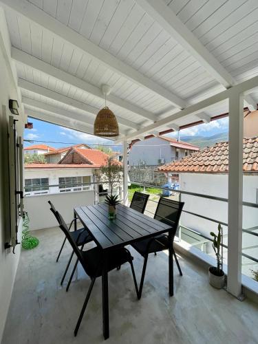 Erkély/terasz, Plane Tree House in Proti