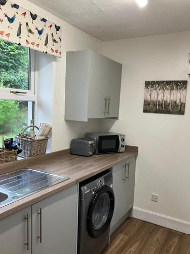 кухня, Wee Lyon Cottage Maybole 2 Bedroom Sleeps 4 in Мейбоул