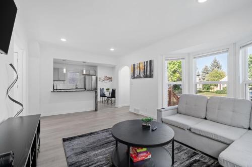 Movie Game Room & Fire Pit Luxury Spacious Home in Minneapolis, USA