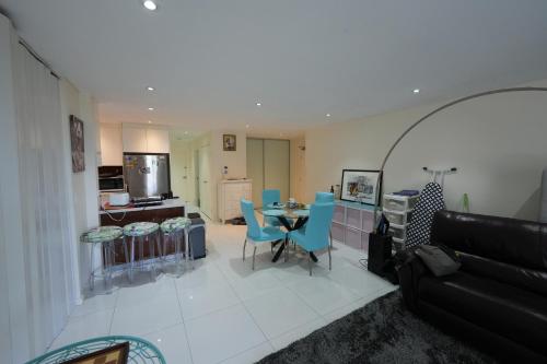 Parramatta Shared Apartment - Tap to explore photos