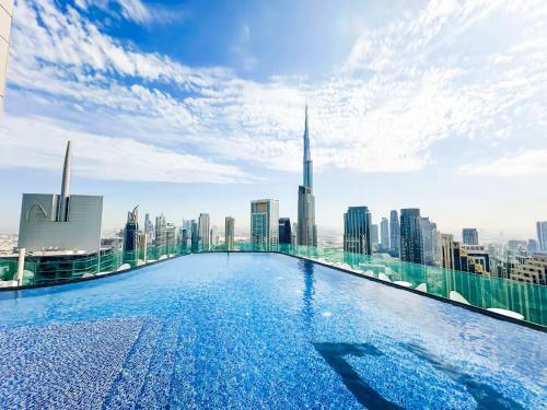 New Luxury 2 Bedroom with Burj Khalifa View & Spectacular Rooftop Infinity Pool Bar, Dubai