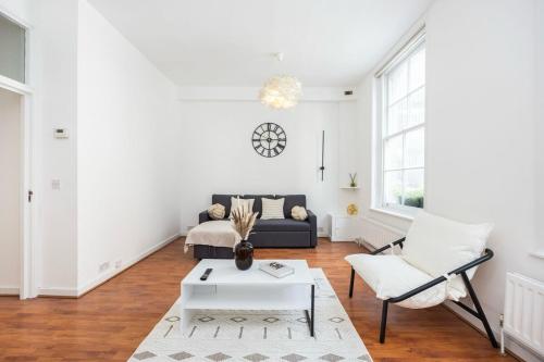 Spacious 1BR Steps from London Bridge & The Shard, London