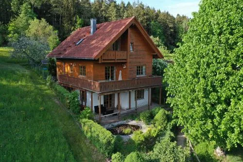 Holz-Ferienhaus Oberbrändi: Kachelofen, Sauna, WLAN, am Wald in Geroldsweiler, Deutschland