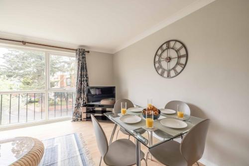 2 Bed Apartment, Close to Windsor, Free Parking, Windsor (Foto 9)