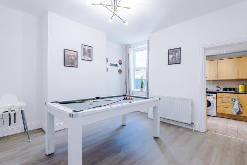 Stunning Home In Salford With Free Parking, Office, Pool & Ping Pong Table, Manchester