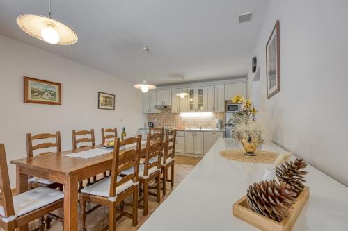 virtuve, Villa Ladonja with Private Pool and Sauna in Marasi