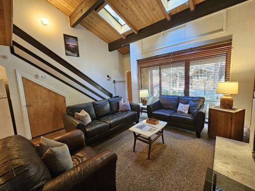 Cartwright Corner Condo townhouse - Kingswood Estates, CA