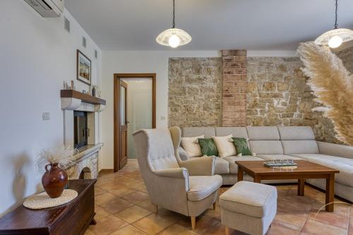 Villa Ladonja with Private Pool and Sauna - image 2