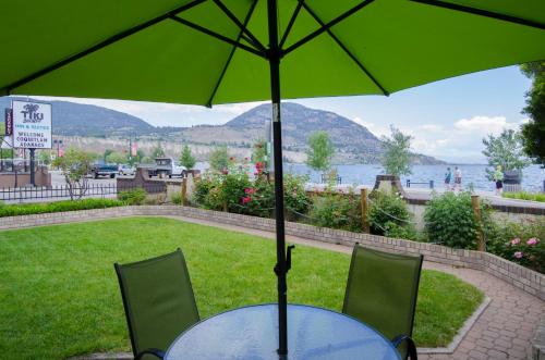 Kert, Tiki Shores Inn & Suites in Penticton City Center