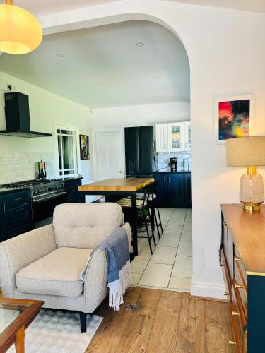bucătărie, Spacious Family & Pet-Friendly Belfast in Wilgar Park Area