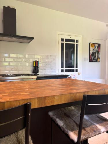 bucătărie, Spacious Family & Pet-Friendly Belfast in Wilgar Park Area