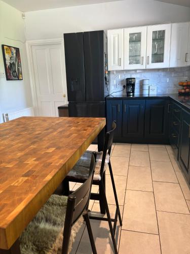 bucătărie, Spacious Family & Pet-Friendly Belfast in Wilgar Park Area