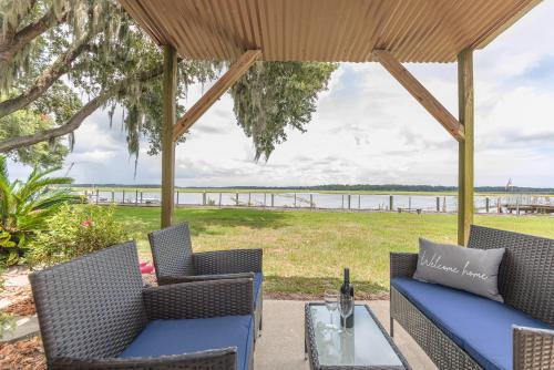 Beaufort's Blue Heron Hideaway on Battery Creek in Port Royal