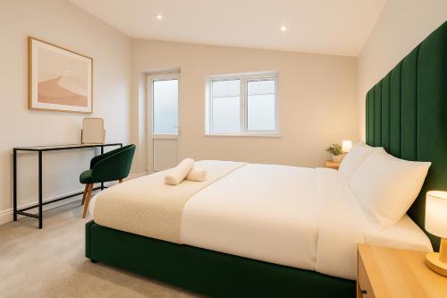 Modern Central Apartment + King Size Bed + Garden