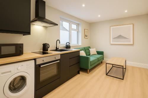 Modern Central Apartment + King Size Bed + Garden