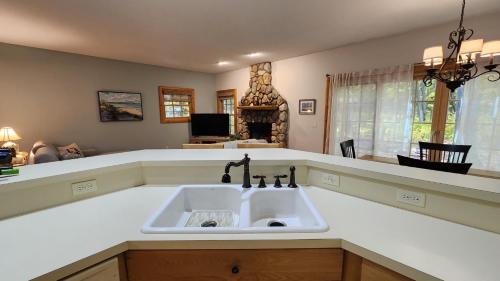 Woods Way Hideaway - minutes from Petoskey & Harbor Springs - close to beaches skiing & more! - image 3