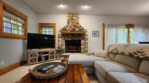 Woods Way Hideaway - minutes from Petoskey & Harbor Springs - close to beaches skiing & more! - image 14